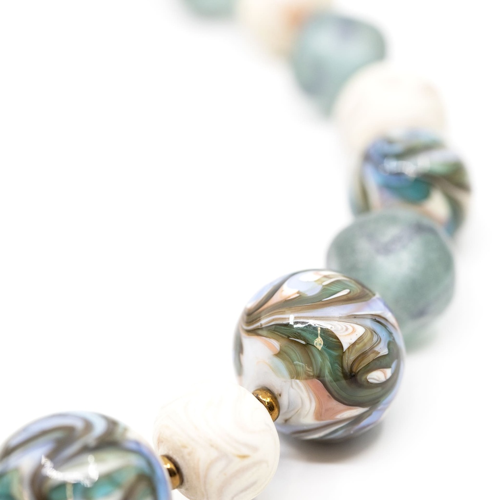 Collana Alchimia Upcycling con perle nei toni dell’azzurro