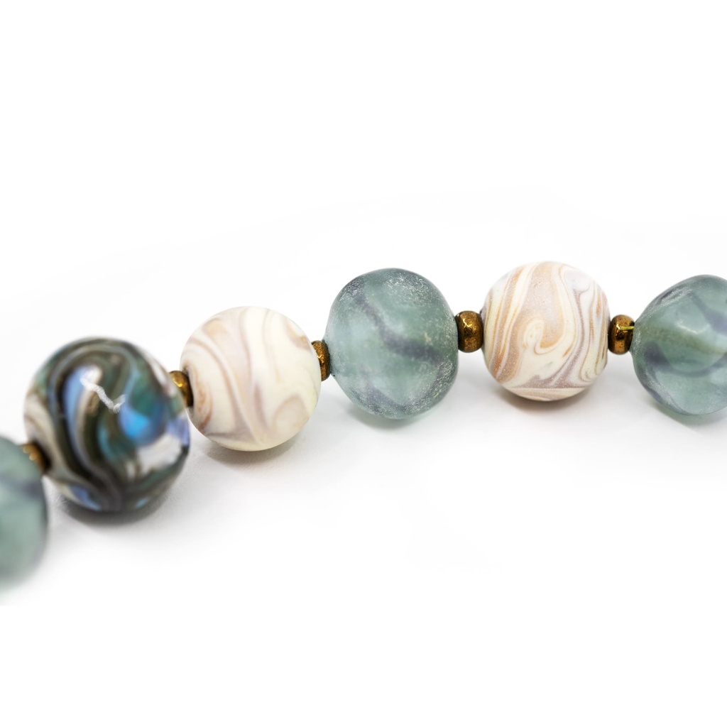 Collana Alchimia Upcycling con perle nei toni dell’azzurro
