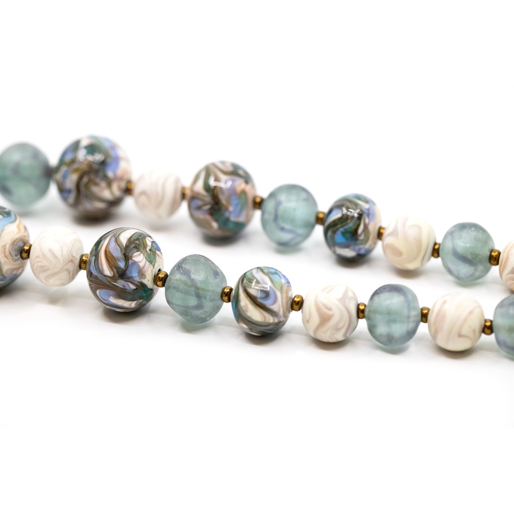 Collana Alchimia Upcycling con perle nei toni dell’azzurro